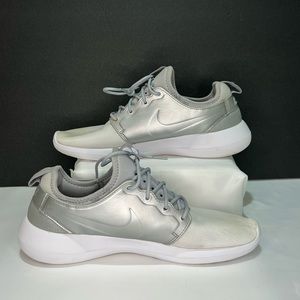 Nike Roshe Two Running Shoes - Size 10 - White Silver Elegance for Every Run!